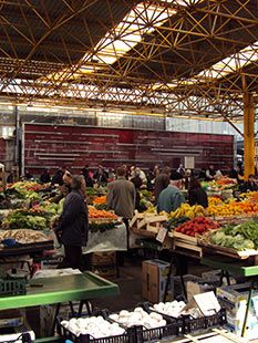 Markale with the monument in the background